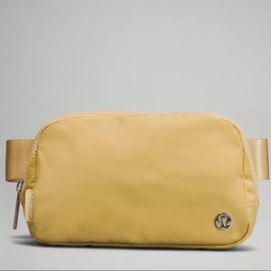 Lululemon • Everywhere Belt Bag in Golden Sand